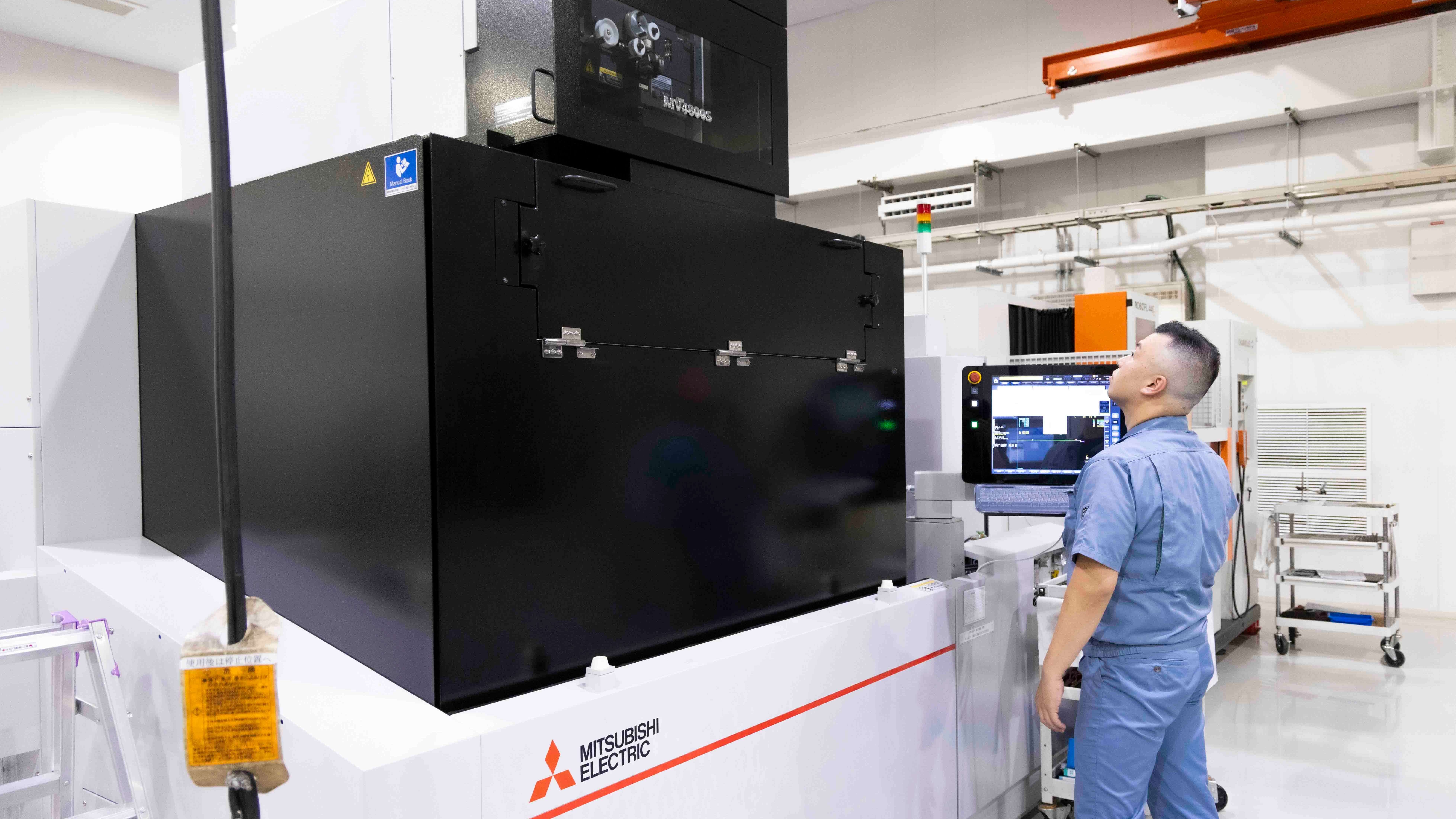 高速ワイヤを使用して加工する前田 紘享氏