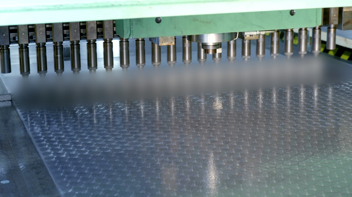 高精度かつ安定的に生産されるデザイン研磨加工