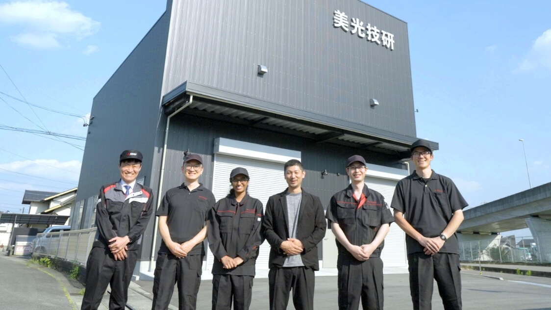 美光技研、MMEG（左1名）とともに